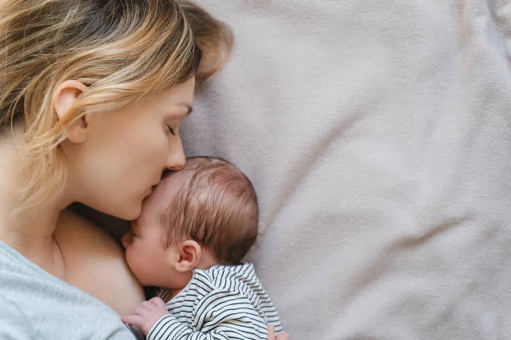 Mon bébé se réveille toutes les heures pour téter, que faire ?