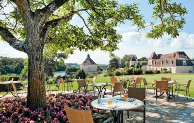 Votre organisation de mariage avec une agence experte avec cérémonie symbolique dans le parc d'un château en Dordogne