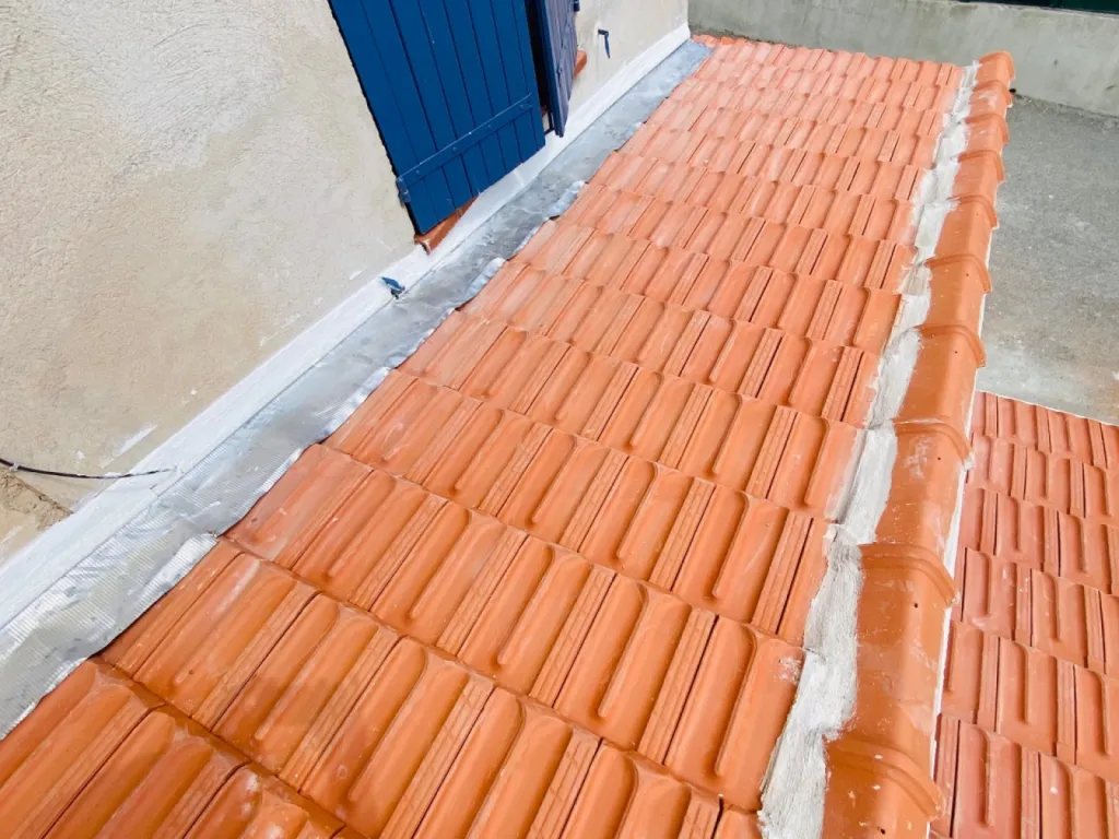 Réfection d’une toiture en tuiles plates de Marseille sur Port de Bouc près de Martigues