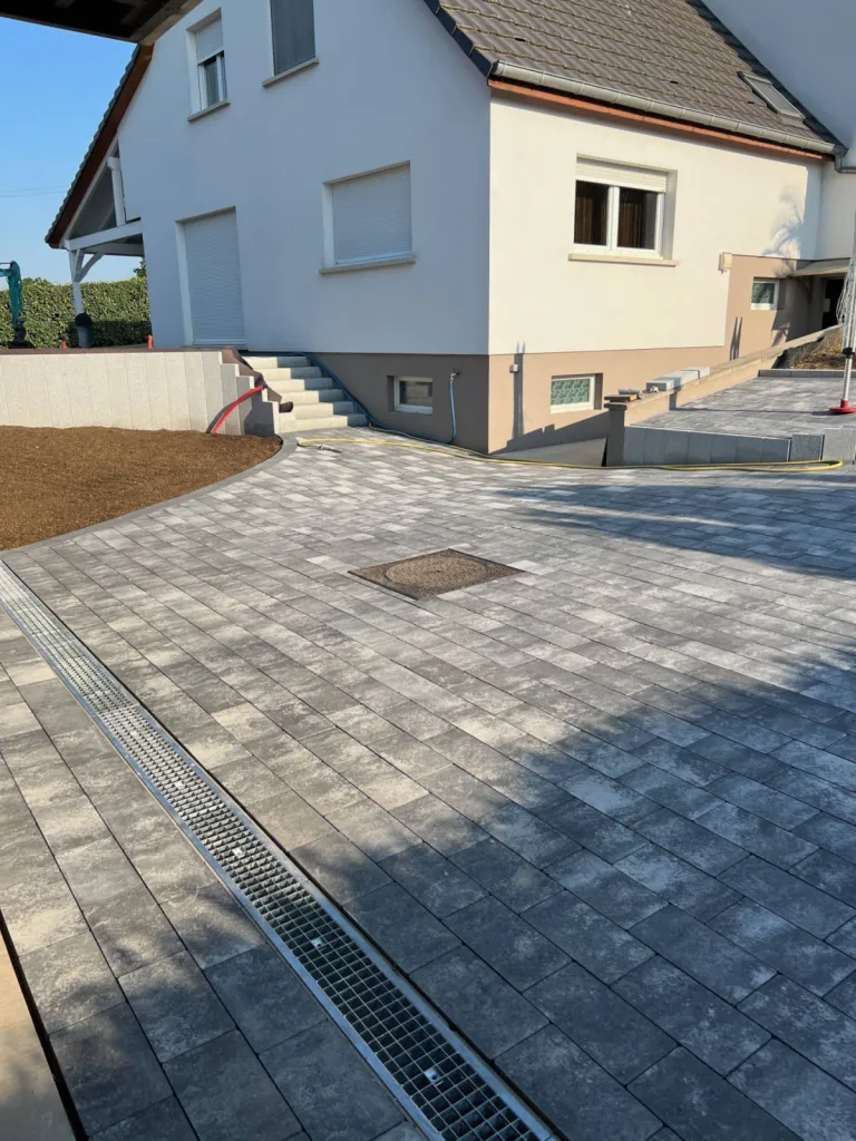 Pose de pavé pour une cour de maison à Erstein, dans le Bas-Rhin CLK