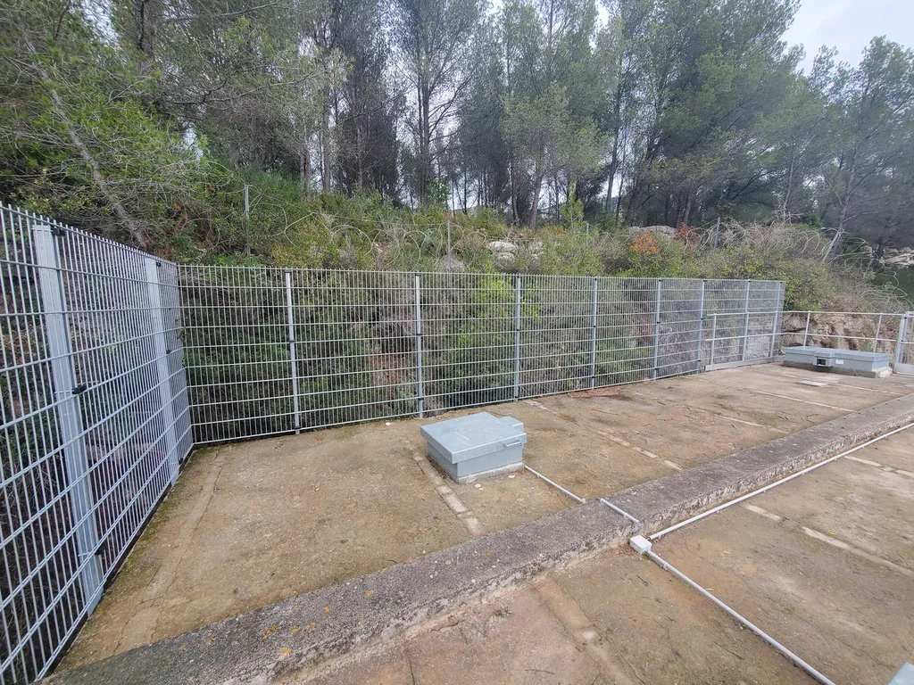 Installation d'une clôture double fil grise pour protéger un site technique à Six Fours les Plages dans le Var