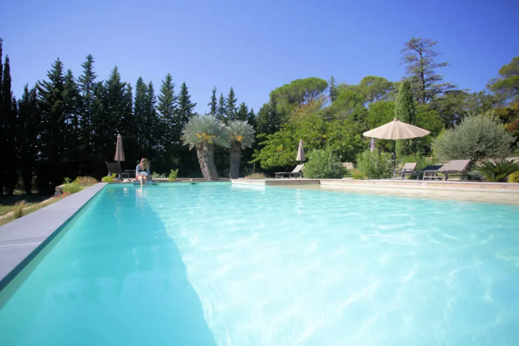 Découvrir des réalisations de piscines haut de gamme et sur mesure en béton dans le Gard