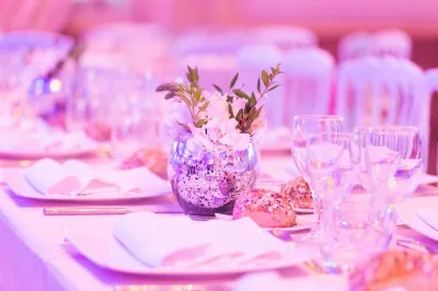 Kosher-style wedding dinner decor in a historic Bastide