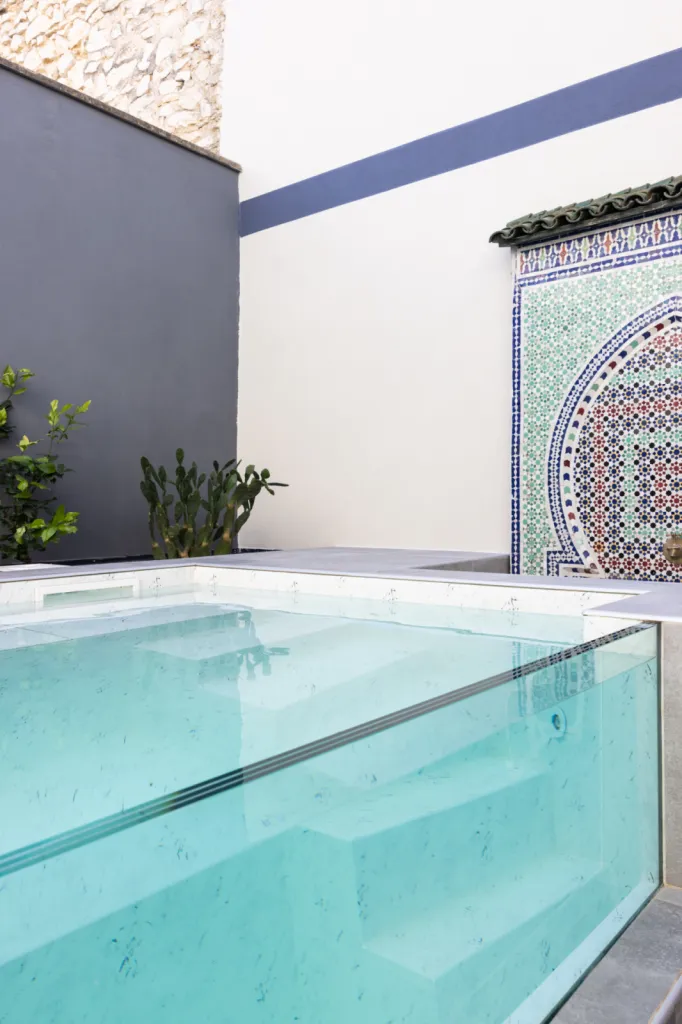 Découvrir des réalisations de piscines haut de gamme et sur mesure en béton dans le Gard