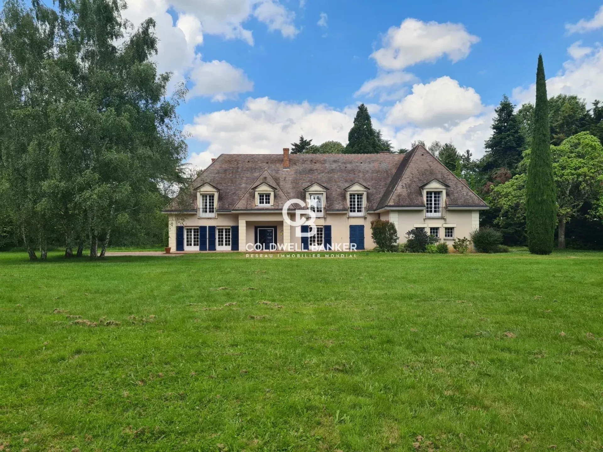 Propriété familiale avec parc arboré – Offrez-vous le charme et l’élégance d’une maison d’architecte spacieuse, entourée de verdure.