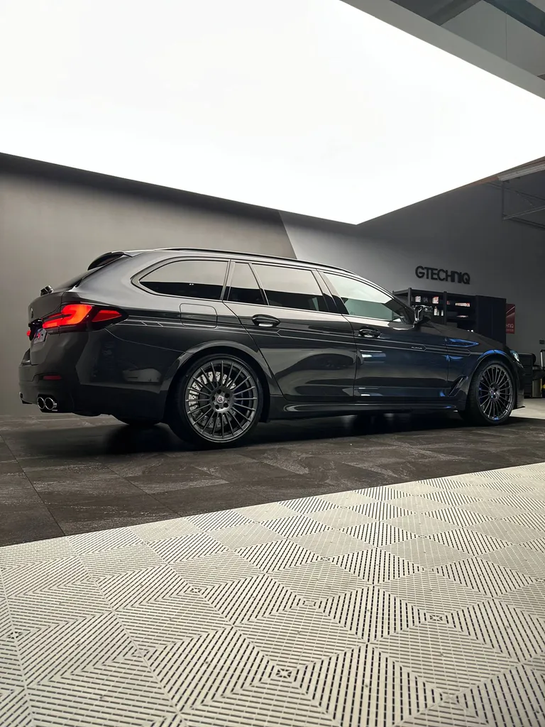 Lustrage sur une BMW Alpina B5 Touring 820 proche de Le Mans (72)