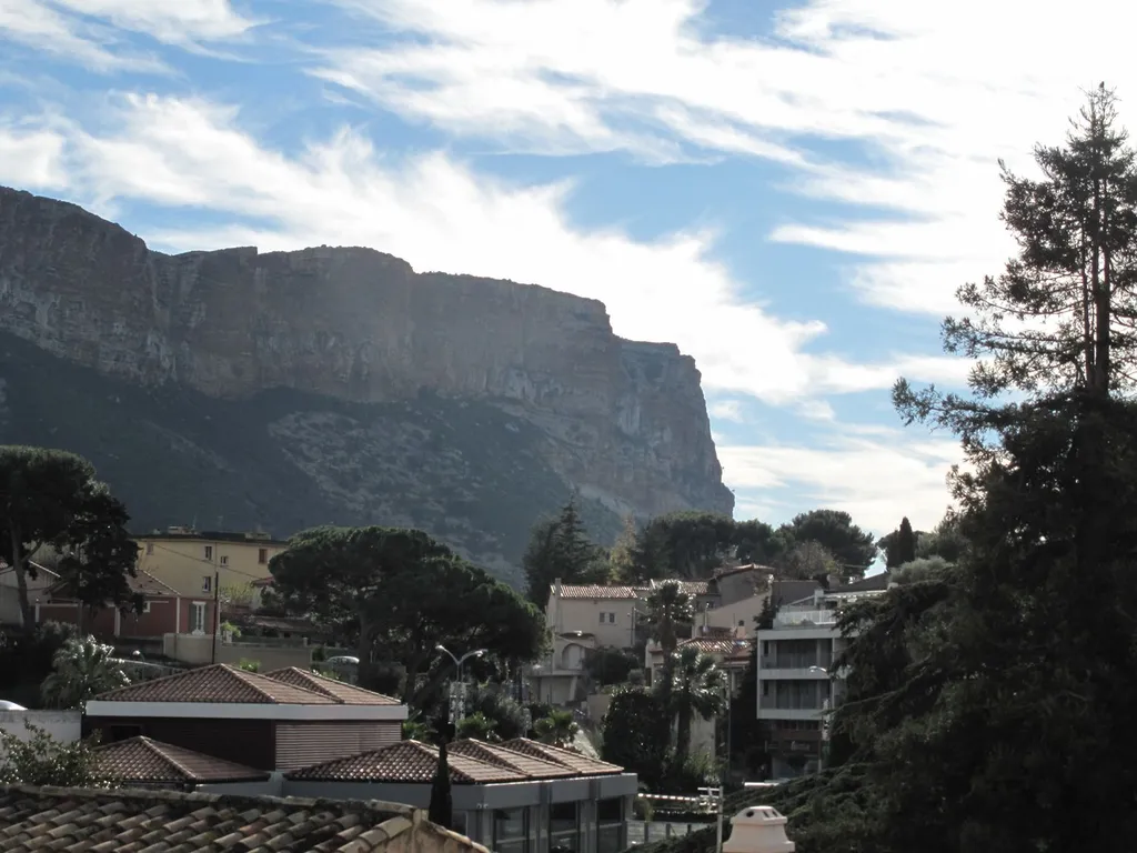 A la vente appartement 4 Cassis au cœur du village, à rénover, avec terrasse et possibilité parking