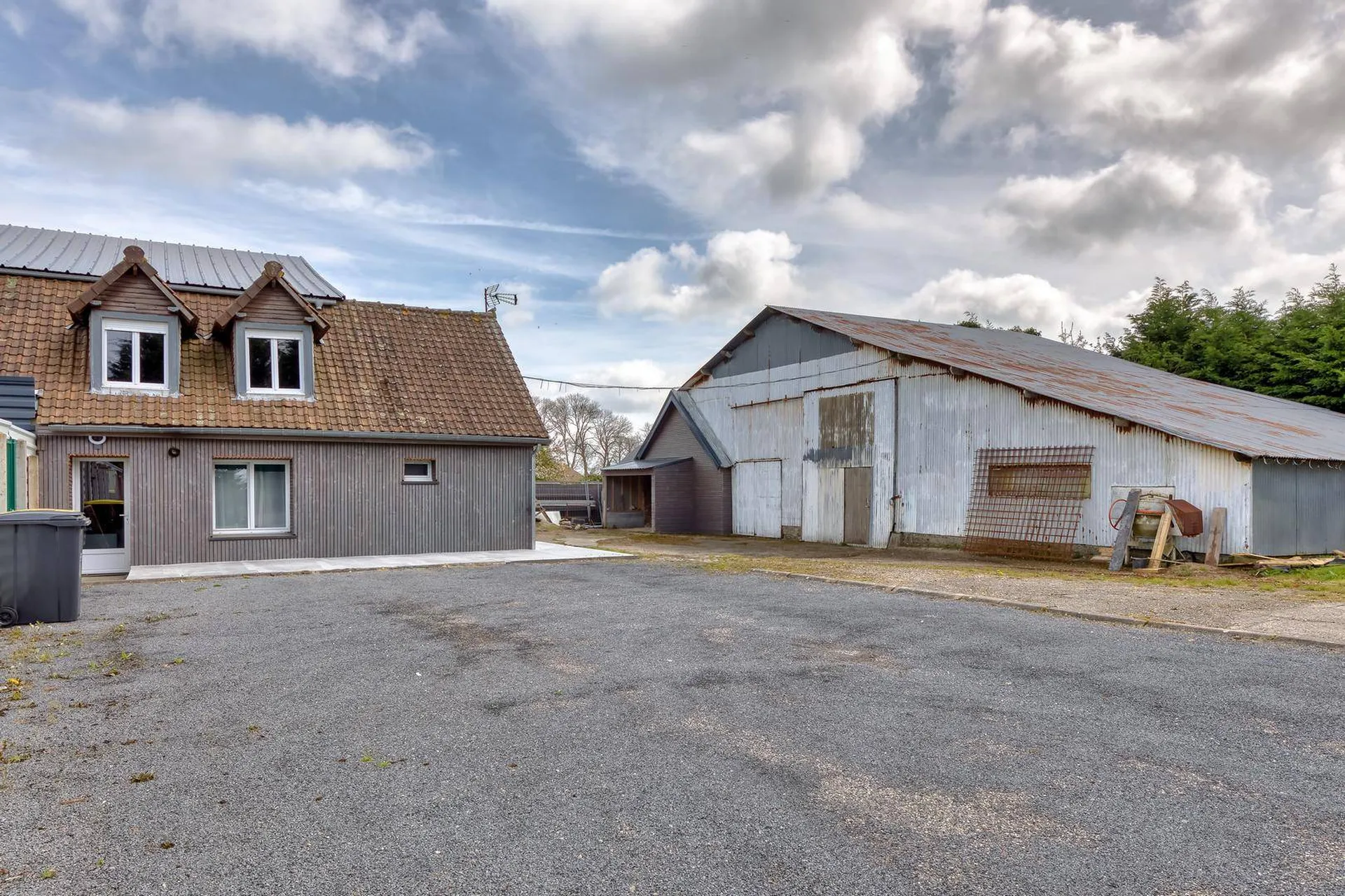 SOUS COMPROMIS Ensemble immobilier entièrement rénové - Local commercial, Appartement, Maison – Petit-Caux