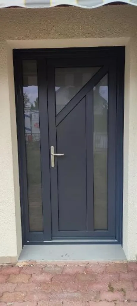 Installation d'une porte d’entrée PVC FenStar Smart avec vitrage isolant haute performance à Fontaine les Dijon en Côte d'Or