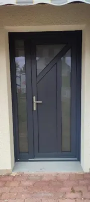 Installation d'une porte d’entrée PVC FenStar Smart avec vitrage isolant haute performance à Fontaine les Dijon en Côte d'Or