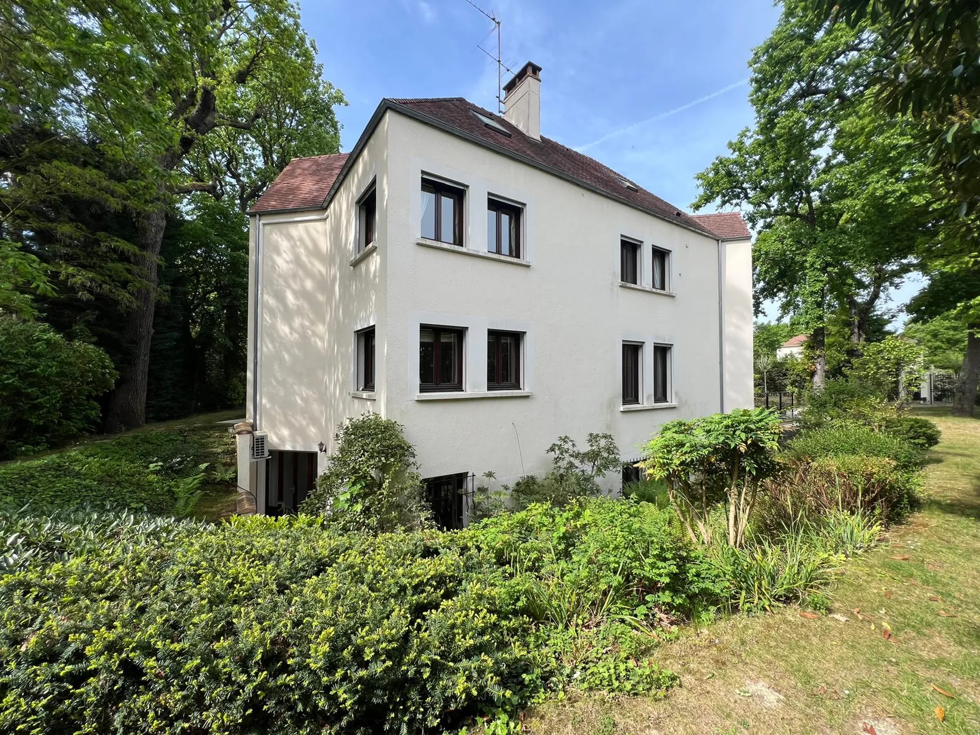 Maison à vendre a Le Vésinet d'une surface habitable de 315m² à 10 minutes à pied du RER avec possibilité dépendance sur un terrain arboré de plus de 1000 m² ideale amoureux de la nature