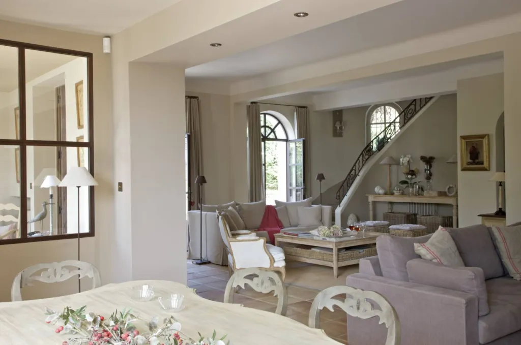 Rénovation Complète et Maîtrise d’Œuvre de Prestige dans le Luberon – Suivi Rigoureux de Votre Chantier