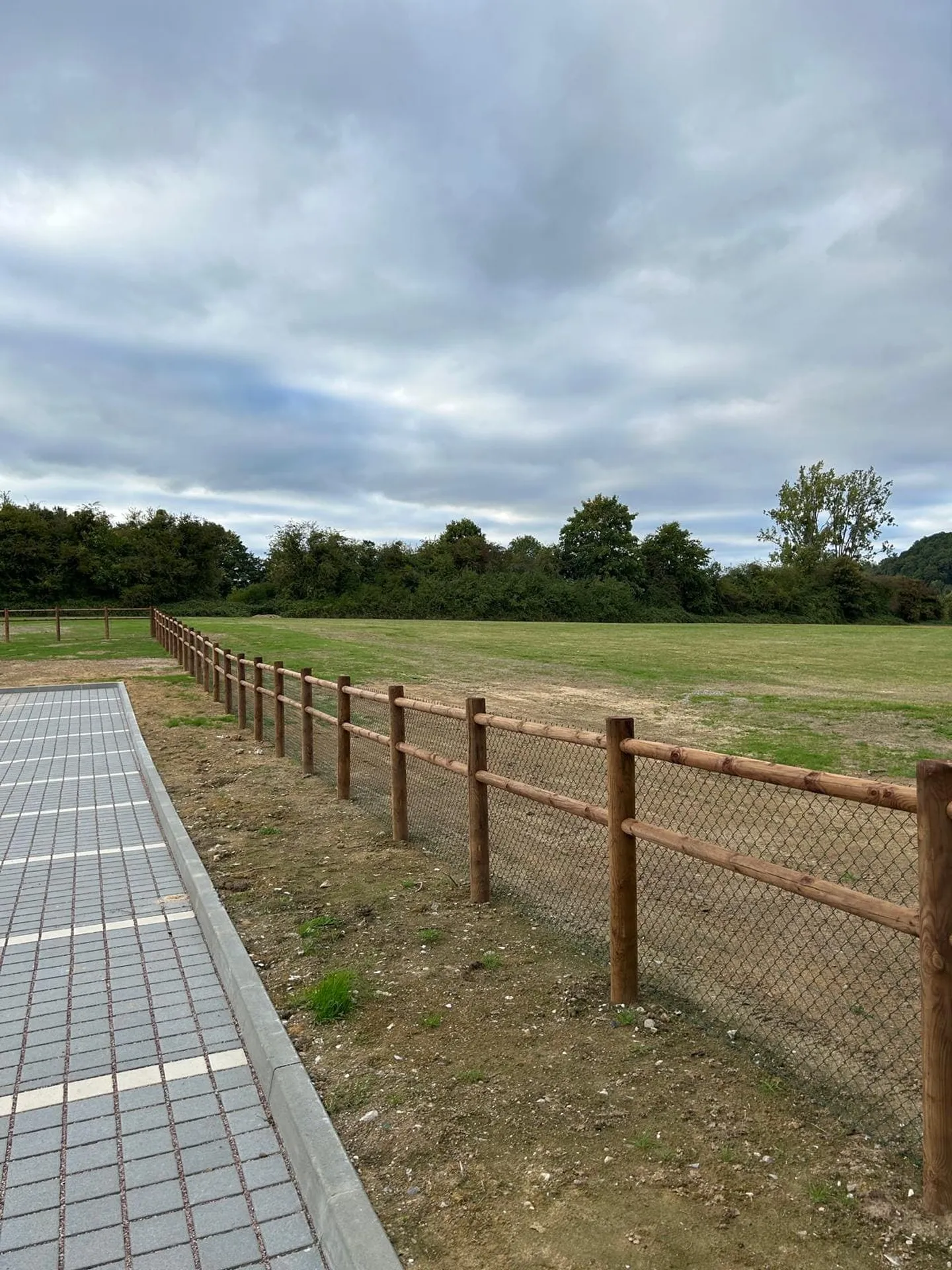 Installation de Clôture Décorative en Rondins de Bois Écorcés et Grillage pour Parcs et Grands Espaces à Elbeuf dans la Seine-Maritime 76