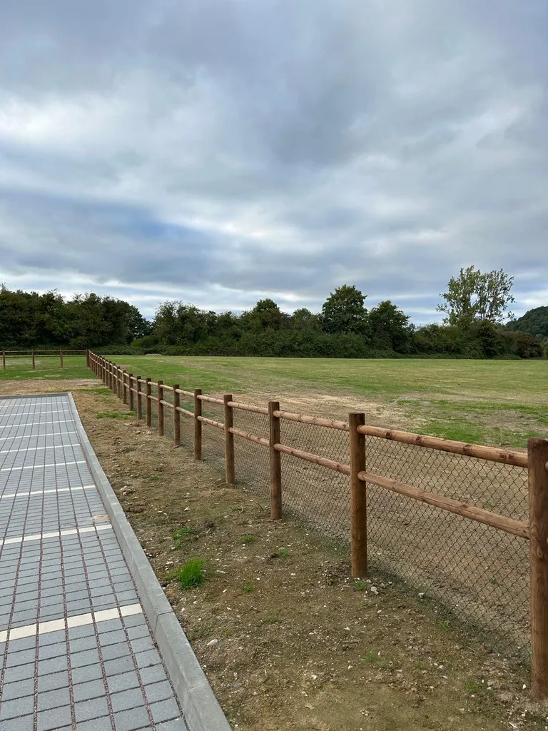 Installation de Clôture Décorative en Rondins de Bois Écorcés et Grillage pour Parcs et Grands Espaces à Elbeuf dans la Seine-Maritime 76