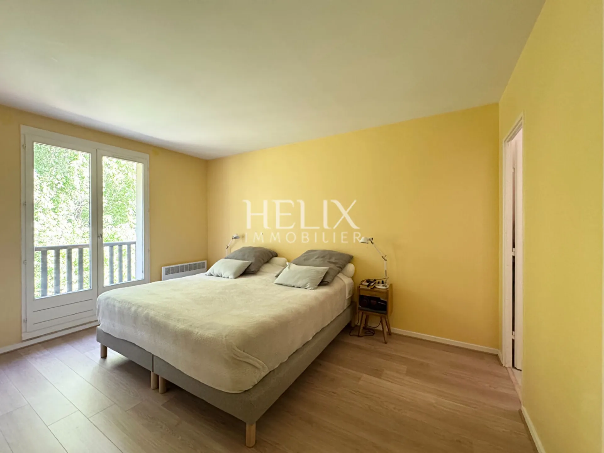 Dans secteur très privilégié de Fourqueux, proche du golf, du Lycée international de Saint -Germain-en-Laye et des accès A13/A14, une jolie maison édifiée sur un terrain de 390 M2.