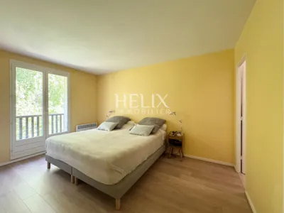 Dans secteur très privilégié de Fourqueux, proche du golf, du Lycée international de Saint -Germain-en-Laye et des accès A13/A14, une jolie maison édifiée sur un terrain de 390 M2.