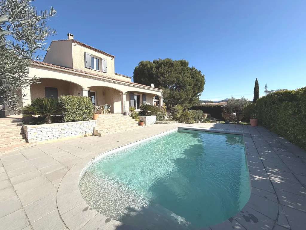 Vente villa à Roquefort la Bédoule comprenant 4 chambres et un bureau, sur deux niveaux à 1 km du village dans un quartier calme et recherché