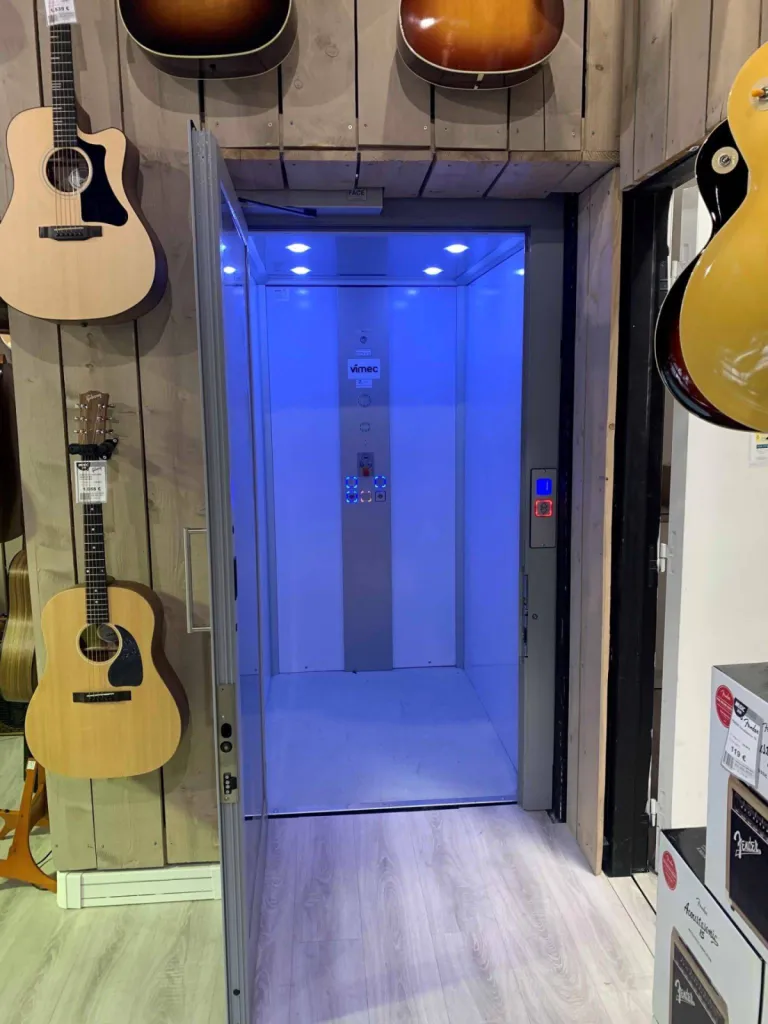 Ascenseur PMR VIMEC E10 électrique à Marseille dans un ERP, passage libre permet d'acceuillir une personne en fauteuil