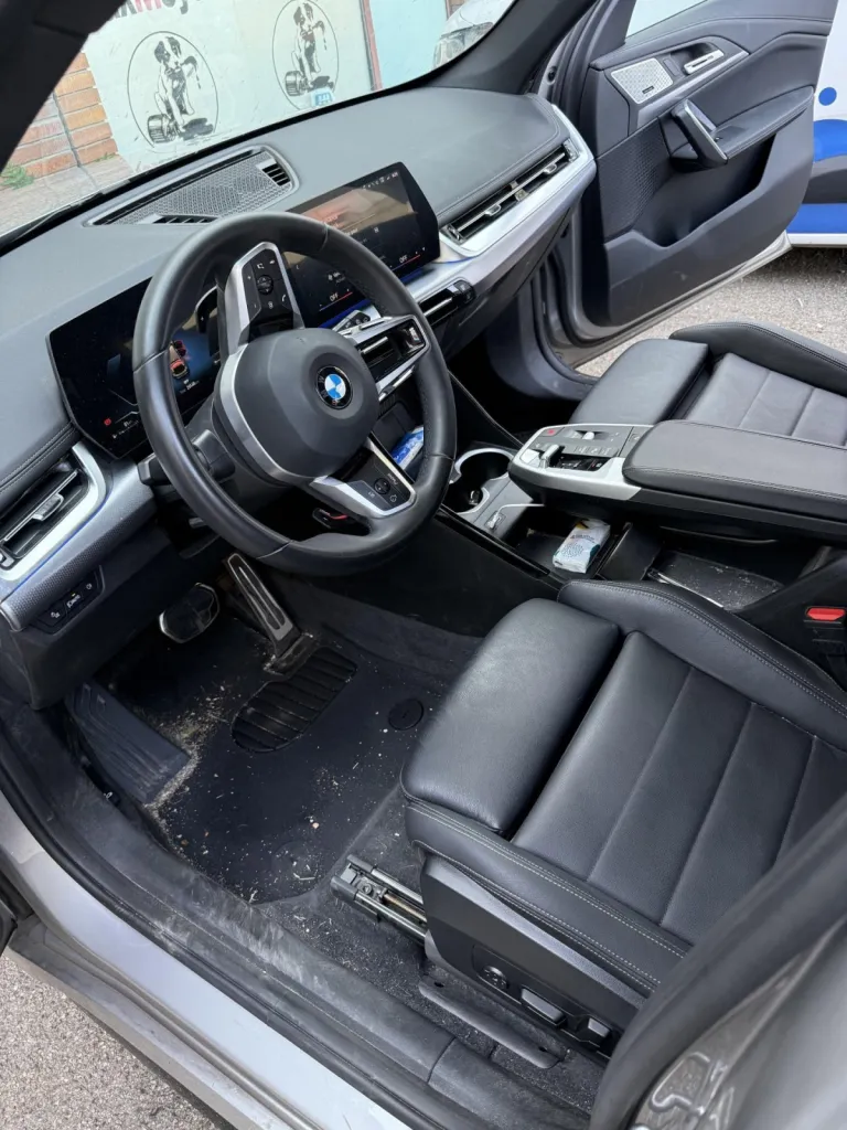 Rénovation intérieur complèt d’un BMW X1 avec un nettoyage en profondeur après passages des enfants et du chien à Saint-Etienne