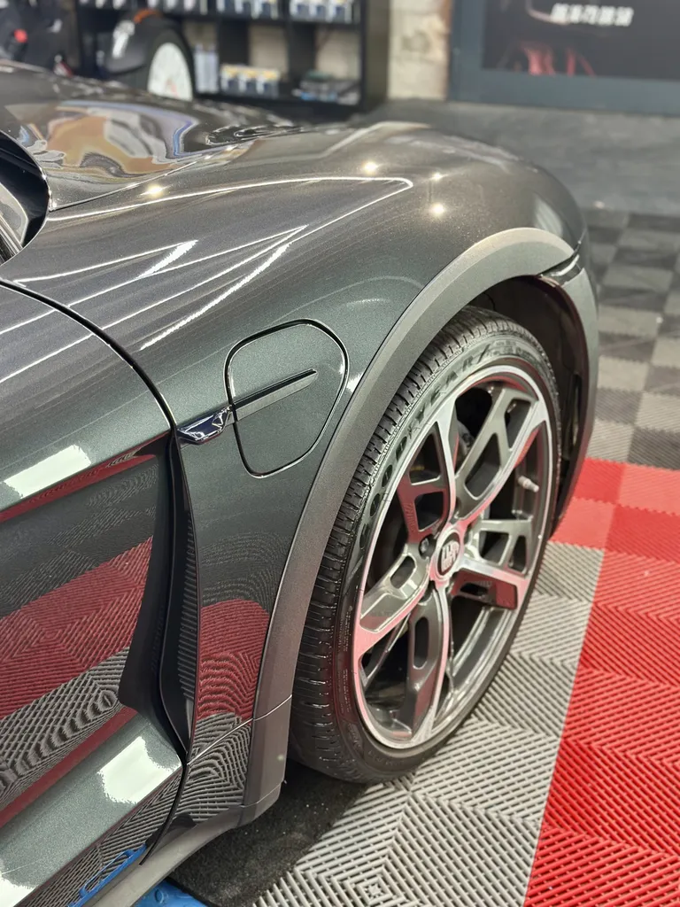 Spécialiste rénovation carrosserie Porsche lyon traitement céramique et film de protection PPF Porsche Taycan