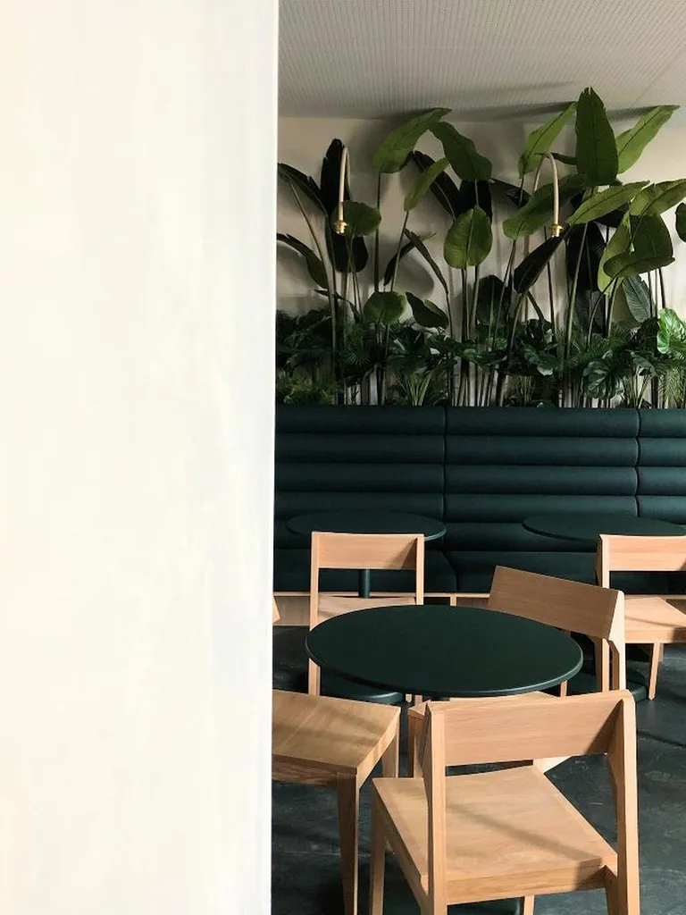 Jardinière design végétal – jardinière décorative sans entretien à Marseille, Région PACA pour bureaux, terrasses et espaces professionnels végétalisés.