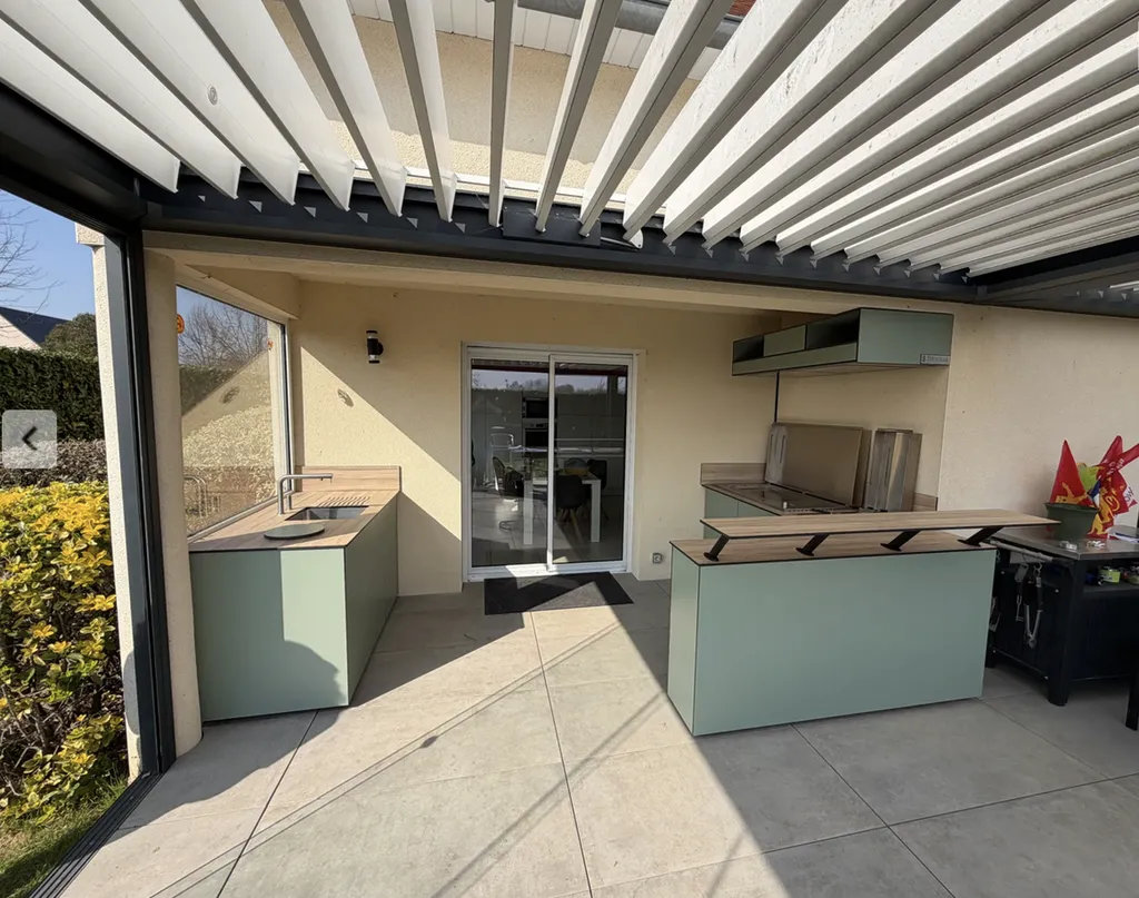 Réalisation d’une cuisine extérieure Stratelle sous pergola bioclimatique sur une terrasse