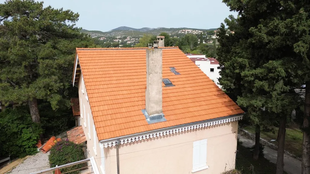 Rénovation complète de la toiture d'une villa à étage à Cassis 13260 réalisée par AMT Construction