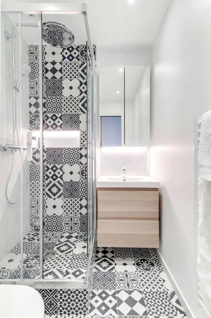 Lyon. Ici, une douche tendance et flashy avec le jeu des lumières artificielles , de la niche et des carreaux de ciment