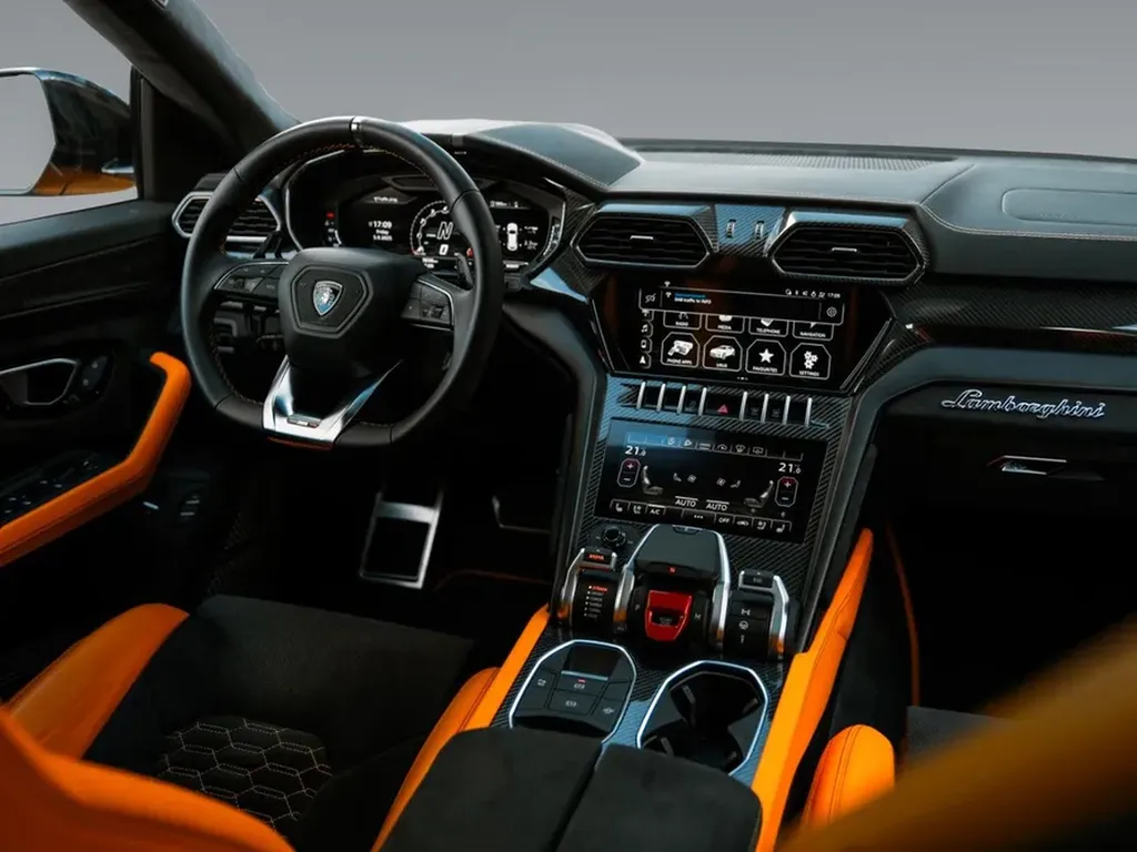Lamborghini Urus Pearl Capsule Ad Personam – Intérieur cockpit carbone et cuir orange