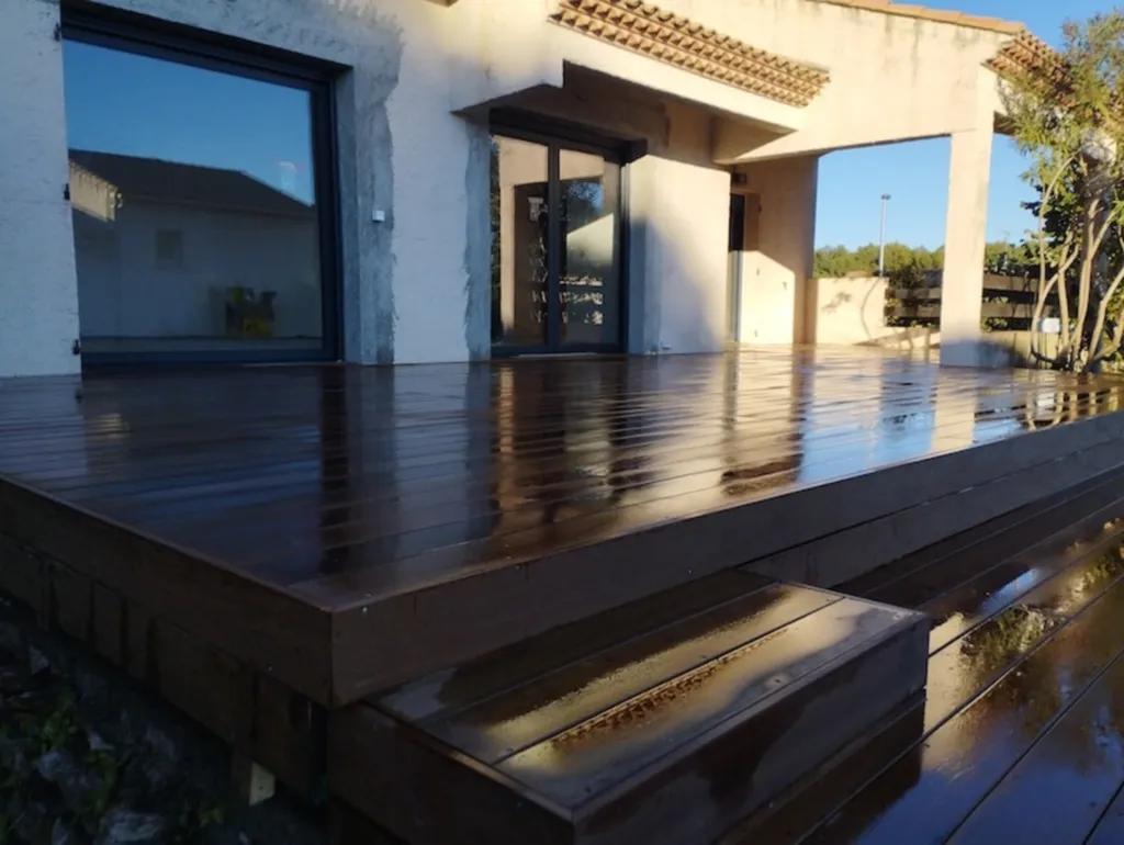 Pose d’une terrasse en bois exotique Itauba sur plots réglables : élégance naturelle et durabilité assurée à Montpellier dans l'Herault