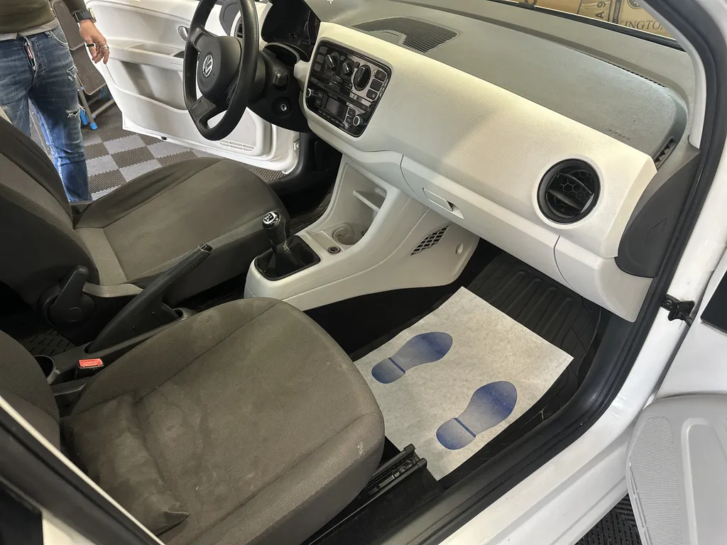 Nettoyage voiture intérieur professionnel Volkswagen Up avec aspiration, désinfection sans rendez-vous à Marseille Château-Gombert 13013 – Speed Glass expert auto