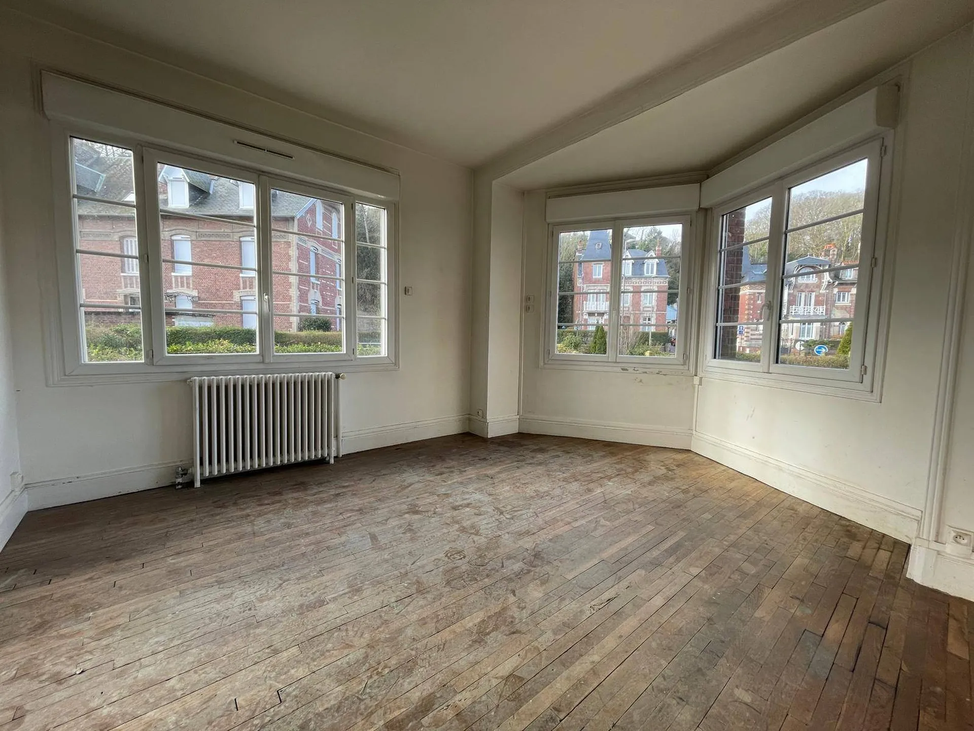 SOUS COMPROMIS Maison de ville, 4 chambres avec jardin et garages, proche gare Dieppe 76