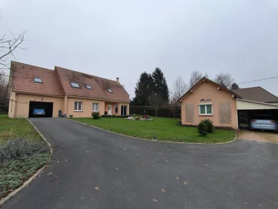 A acquérir, au calme et à pied des commodités, Maison Traditionnelle de plus de 200 m², édifiée sur un jardin de 1 585 m², dans la région de Cormeilles 27260