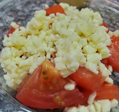 Salade fraicheur : salade verte, tomates, mozzarella, basilic, huile d’olive en livraison ou à emporter à Salon de Provence