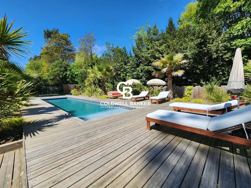 Maison contemporaine à vendre à Pessac – 6 chambres, jardin 1400 m², piscine