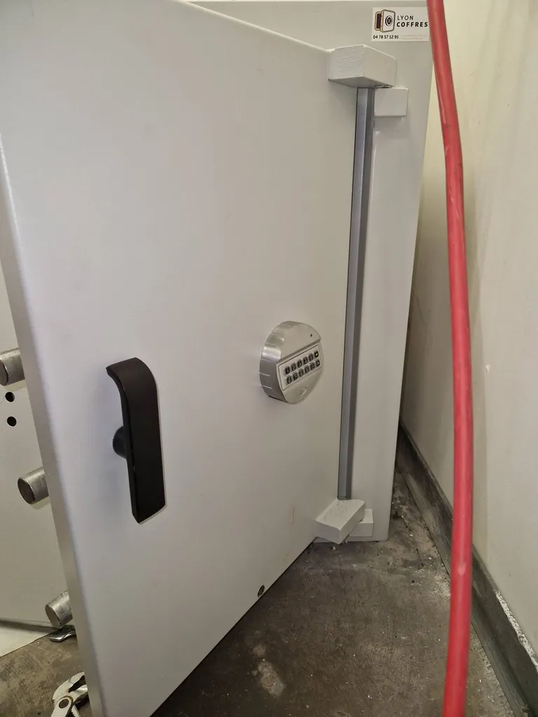 Technicien ayant ouvert et réparé un coffre-fort sur Leers