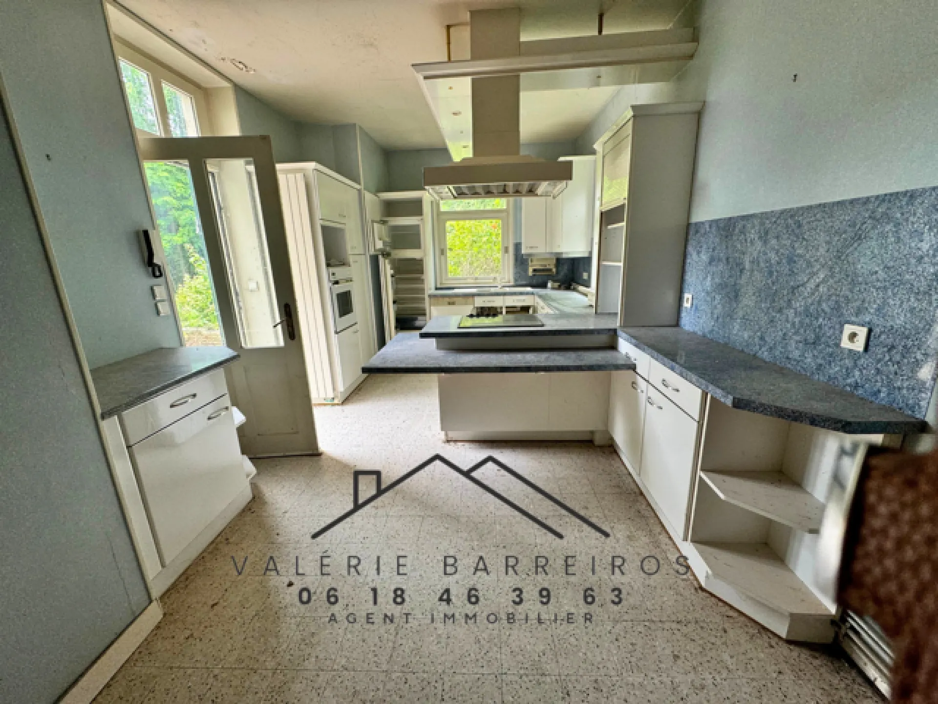 A saisir demeure exceptionnelle de 245 m2 à rénover entièrement édifiée sur un terrain de 2296 commune de ELBEUF 76410