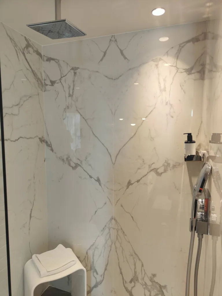 bac a douche a l'italienne créée par la société MMclimatisation