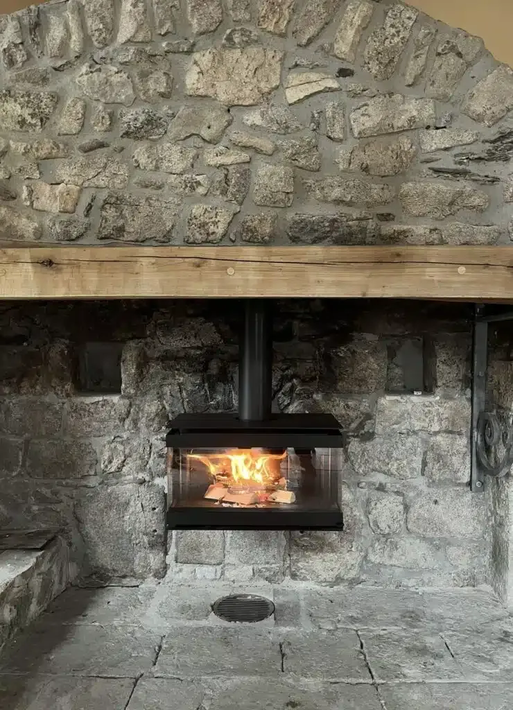 Installation d’un poêle à bois Mdesign Venus in the Box 530 DC à Vanosc (07)