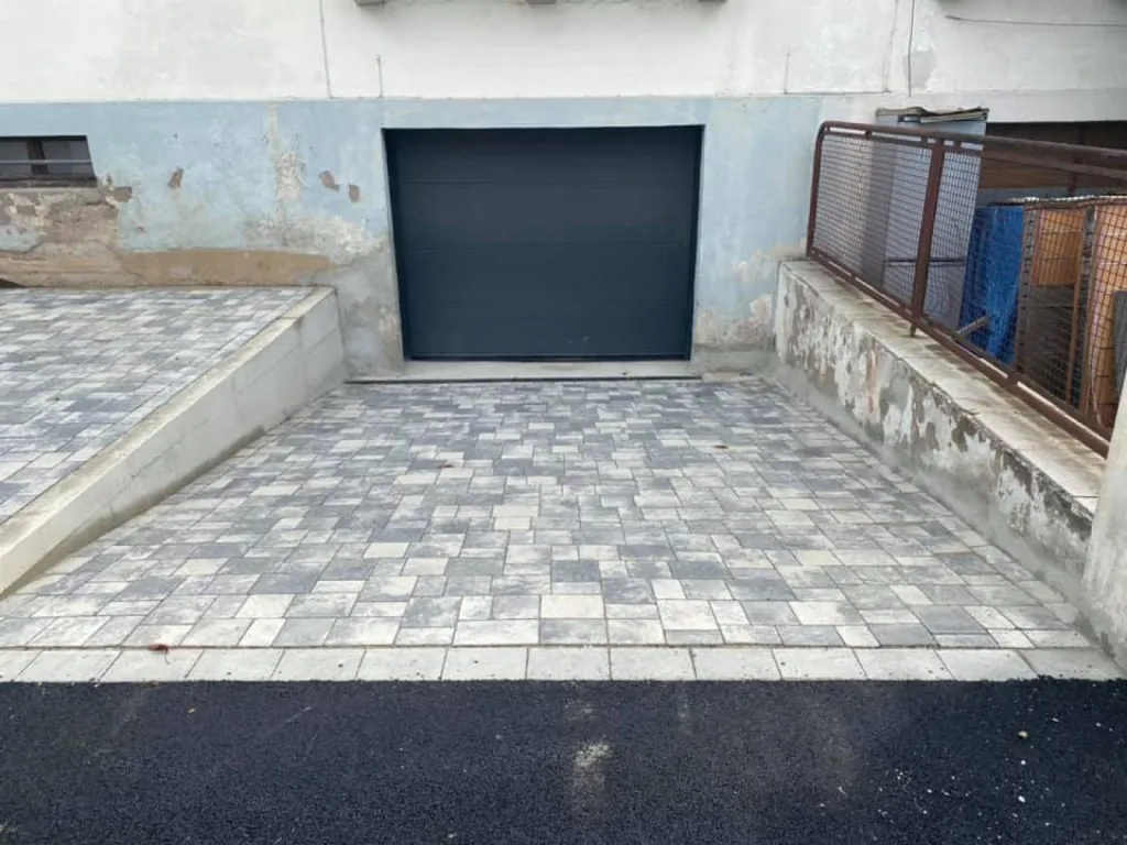 Pose de pavé à l'entrée d'une maison collective accès garage à Souffelweyersheim près de Reichstett. 