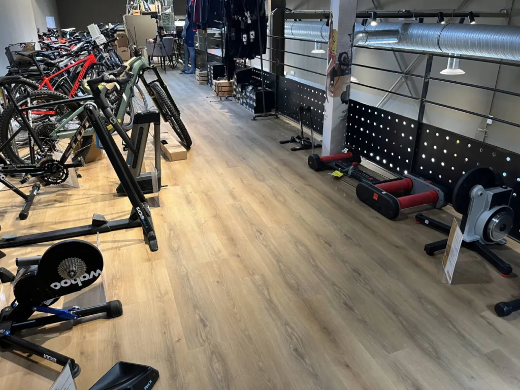 Transformation Élégante du Magasin Bikery à Aix-en-Provence avec le Vinyle Douro Honey de Lamett