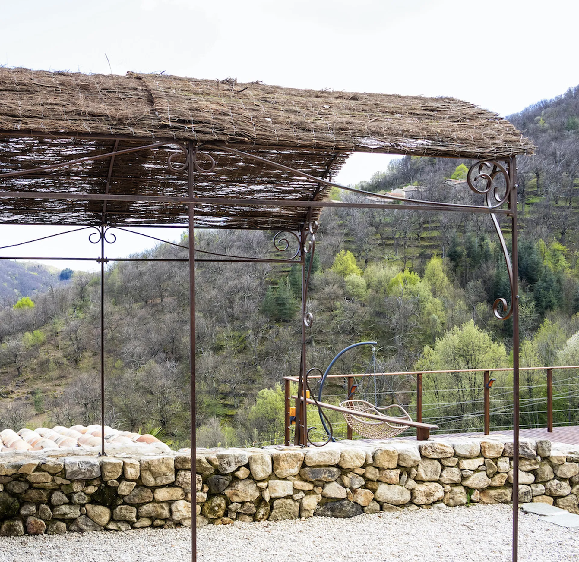 Pergola en fer sur mesure pour ombrager une terrasse avec élégance  en Sud Ardèche