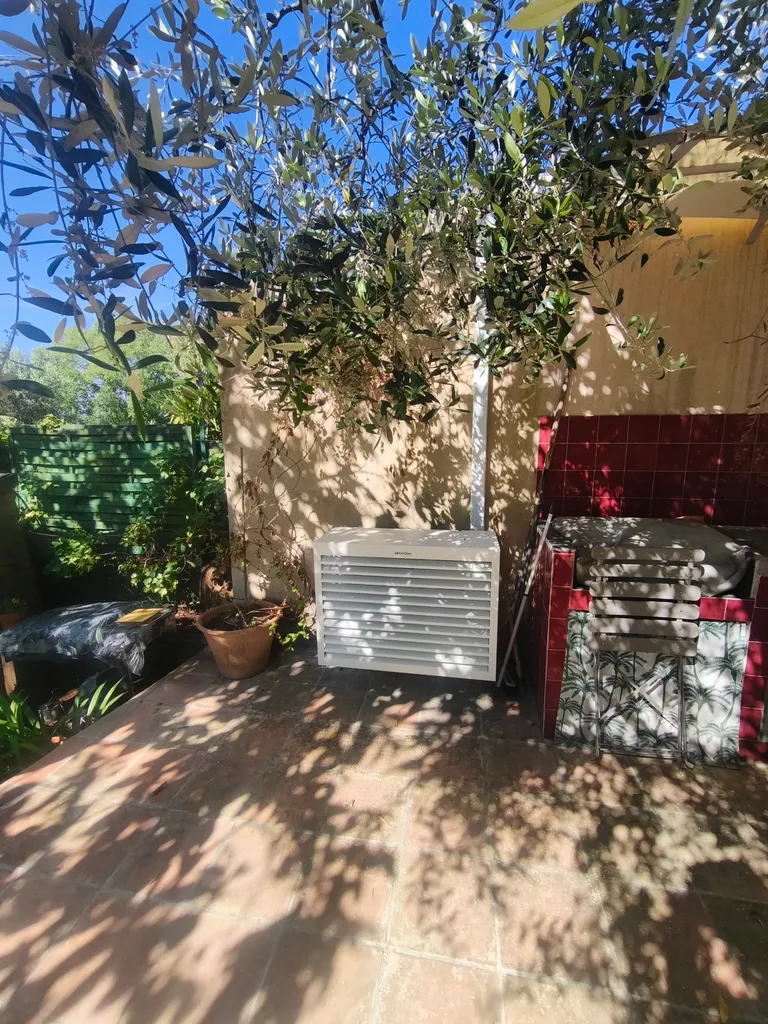 Installation d'un système de climatisation réversible dans une maison de village 