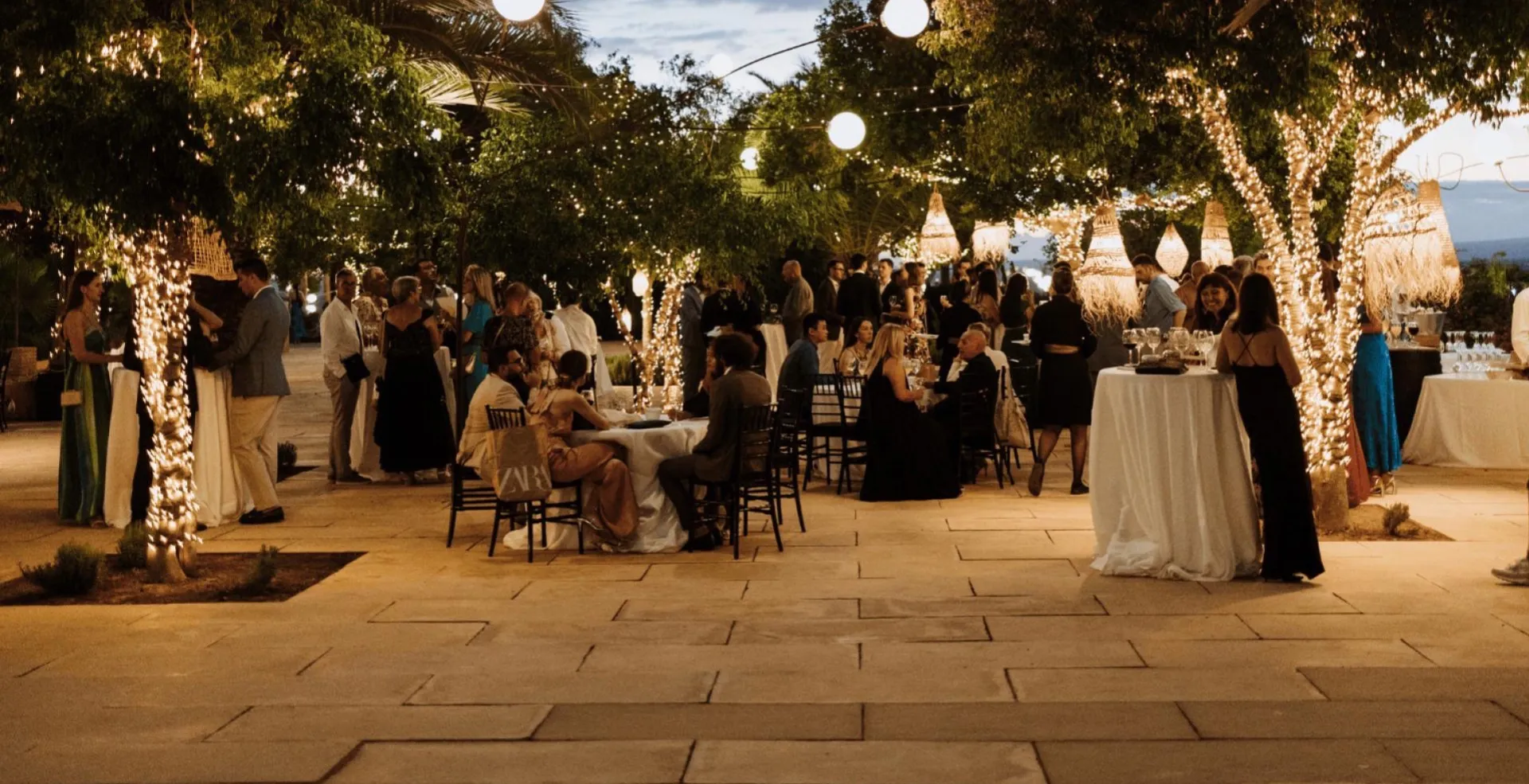 Agence de Wedding planner agence événementielle créative spécialisée dans les expériences intimistes, la scénographie sur mesure et les événements promotionnels à fort impact