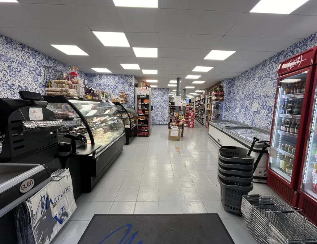 Location - Boutique 130 m², Batignolles, Rue des Moines 75017 PARIS