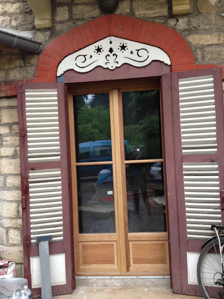 Pose en dépose totale de fenêtre bois exotique en forme à Villefranche-sur-Saône
