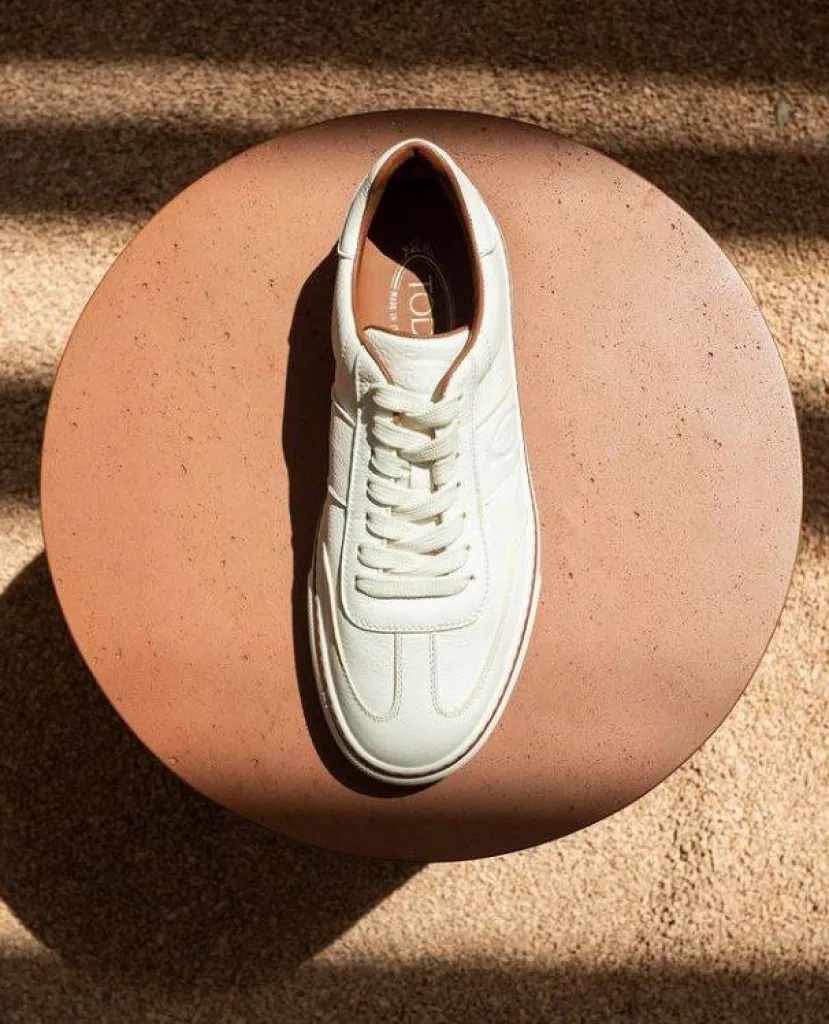 La collection pour homme Tod's Printemps-été 2024  des images de classe et d'élégance à l'italienne.