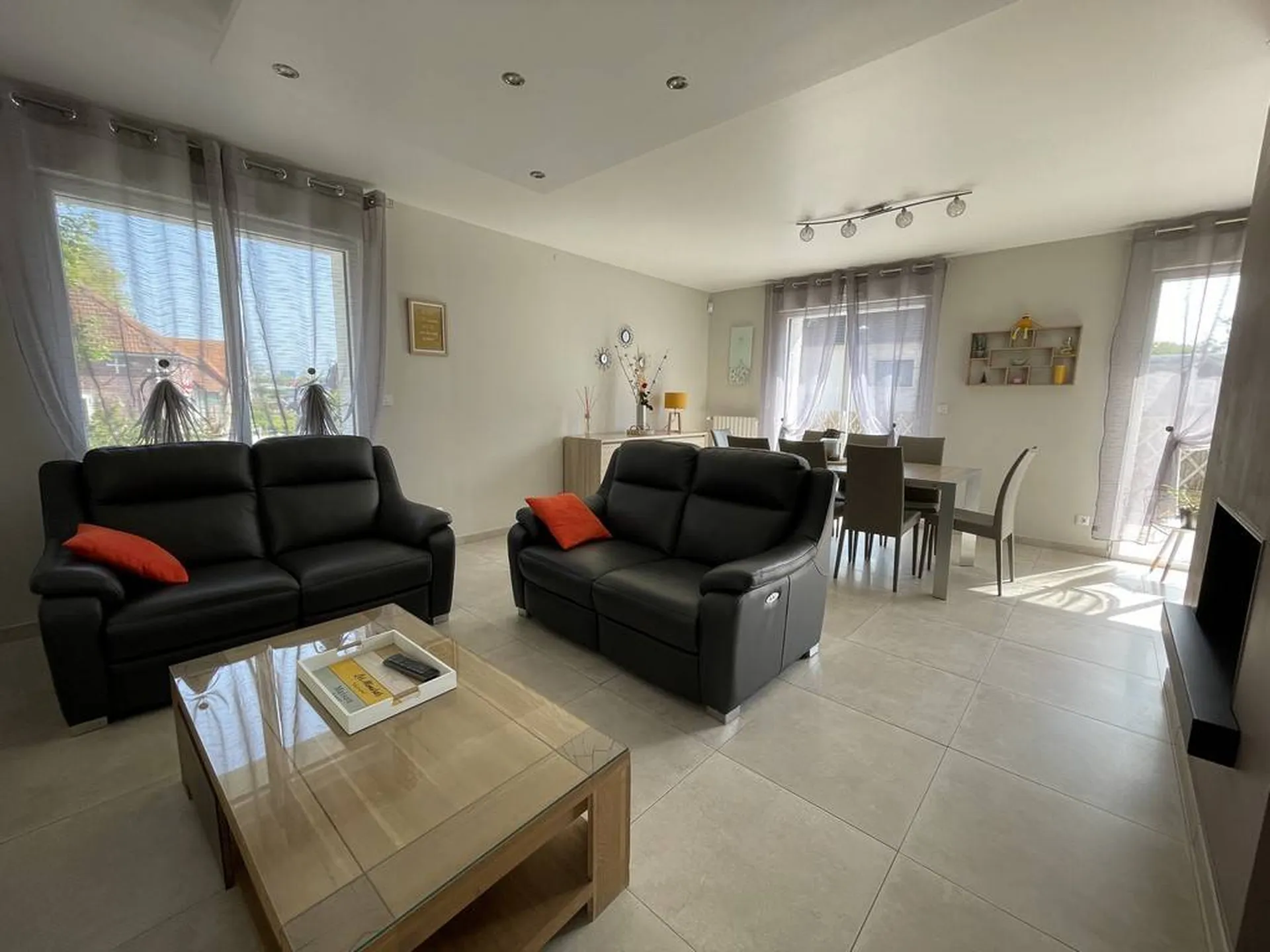 Maison contemporaine de 178m² bâtie sur son terrain de 1 230m² proche des commerces, en Seine Maritime, 76.