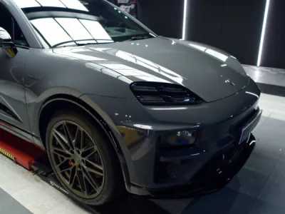 Porsche Macan après un travail de polissage intensif, permettant de redonner à la peinture son éclat d’origine et de rendre la voiture aussi brillante que possible.