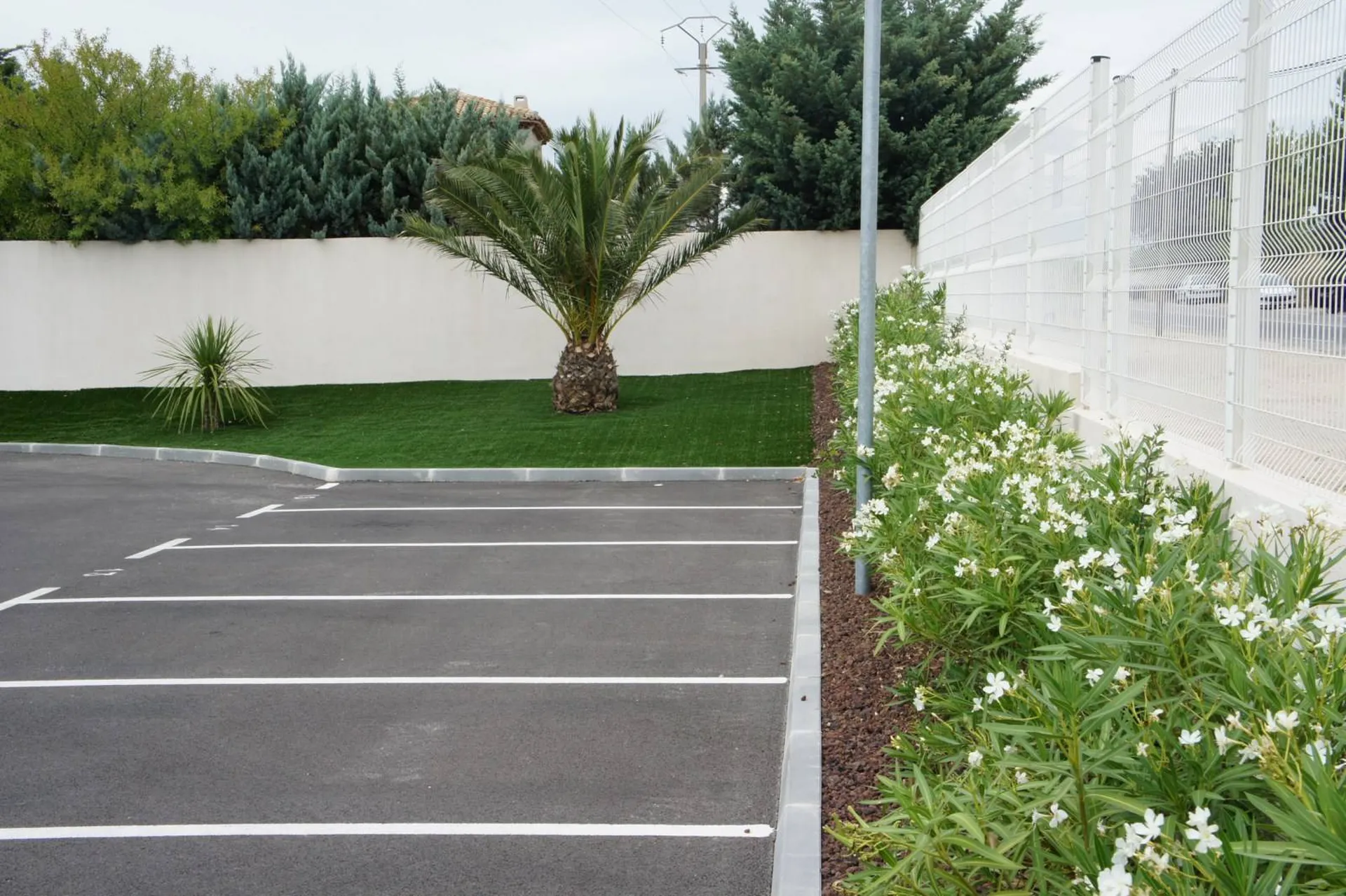 Aménagements des espaces extérieurs pour les entreprises vers Saint Victoret et dans les Bouches du Rhône